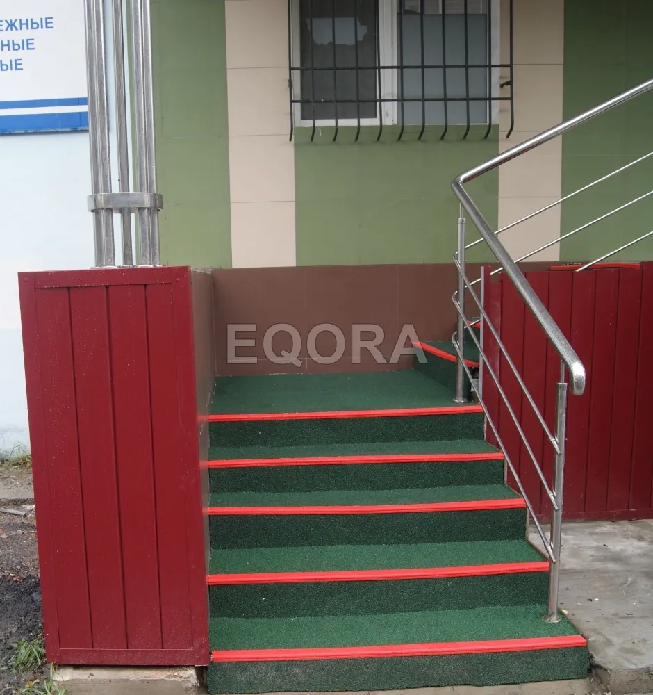 Противоскользящее покрытие на ступени крыльца из резиновой крошки в Чехове