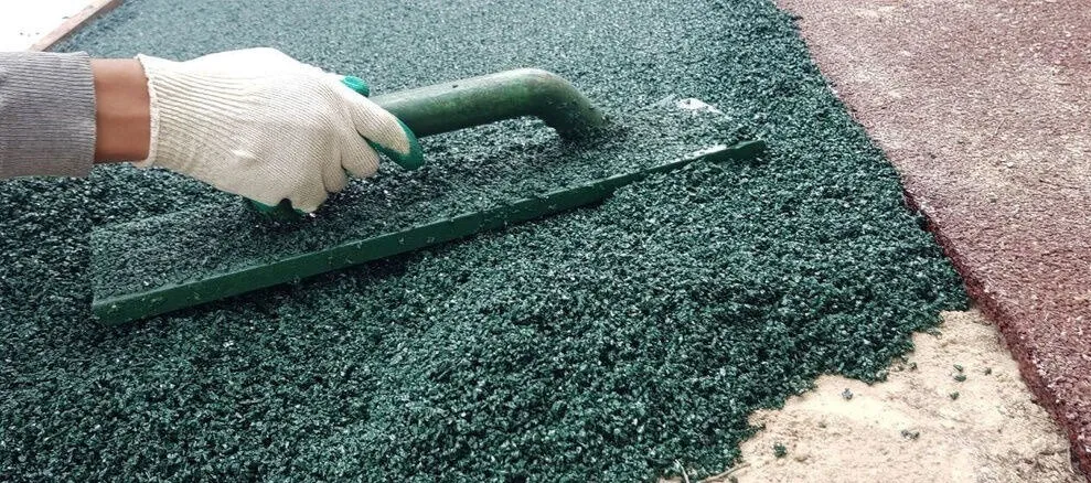 Можно ли укладывать резиновое покрытие на грунт в Чехове?